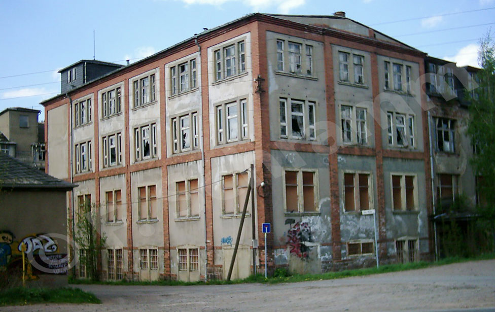 Die ungenutzten Gebäude wurden "ausgeschlachtet" und dann dem Verfall preisgegeben (2003)